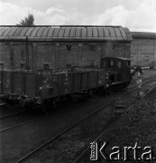1954, Józefów, Polska.
Mazowieckie Zakłady Przemysłu Drożdżowego, n/z bocznica kolejowa przy fabryce, w lokomotywie Tadeusz Żukowski.
Fot. Irena Jarosińska, zbiory Fundacji Ośrodka KARTA