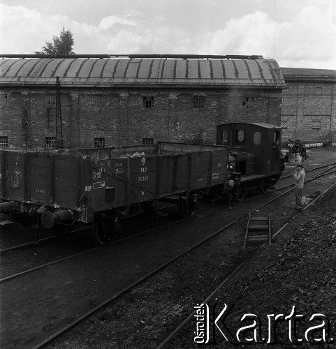 1954, Józefów, Polska.
Mazowieckie Zakłady Przemysłu Drożdżowego, n/z bocznica kolejowa przy fabryce, w lokomotywie Tadeusz Żukowski.
Fot. Irena Jarosińska, zbiory Fundacji Ośrodka KARTA
