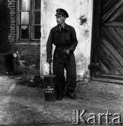 1954, Józefów, Polska.
Mazowieckie Zakłady Przemysłu Drożdżowego, n/z członek zakładowej straży pożarnej.
Fot. Irena Jarosińska, zbiory Fundacji Ośrodka KARTA