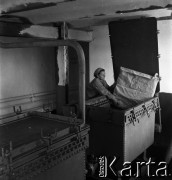 1954, Józefów, Polska.
Mazowieckie Zakłady Przemysłu Drożdżowego.
Fot. Irena Jarosińska, zbiory Fundacji Ośrodka KARTA