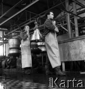 1954, Józefów, Polska.
Mazowieckie Zakłady Przemysłu Drożdżowego, n/z pracownicy niosą wirówki.
Fot. Irena Jarosińska, zbiory Fundacji Ośrodka KARTA