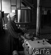 1954, Józefów, Polska.
Mazowieckie Zakłady Przemysłu Drożdżowego, n/z Janina Żukowska przy mechanicznej pakowarce.
Fot. Irena Jarosińska, zbiory Fundacji Ośrodka KARTA