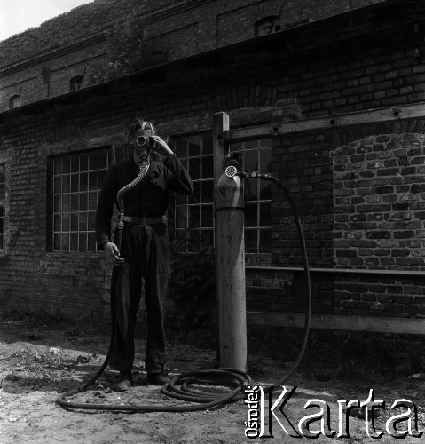 1954, Józefów, Polska.
Mazowieckie Zakłady Przemysłu Drożdżowego, n/z członek zakładowej straży pożarnej w masce gazowej.
Fot. Irena Jarosińska, zbiory Fundacji Ośrodka KARTA