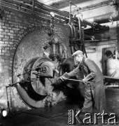 1954, Józefów, Polska.
Mazowieckie Zakłady Przemysłu Drożdżowego, n/z Jan Stępień w kotłowni.
Fot. Irena Jarosińska, zbiory Fundacji Ośrodka KARTA