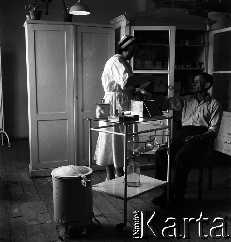 1954, Józefów, Polska.
Mazowieckie Zakłady Przemysłu Drożdżowego, n/z przychodnia zakładowa, pielęgniarka Helena Elter.
Fot. Irena Jarosińska, zbiory Fundacji Ośrodka KARTA