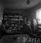 1954, Józefów, Polska.
Mazowieckie Zakłady Przemysłu Drożdżowego, n/z stołówka zakładowa, z lewej Ferdynand Broszczak.
Fot. Irena Jarosińska, zbiory Fundacji Ośrodka KARTA