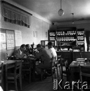 1954, Józefów, Polska.
Mazowieckie Zakłady Przemysłu Drożdżowego, n/z stołówka zakładowa, z lewej Ferdynand Broszczak.
Fot. Irena Jarosińska, zbiory Fundacji Ośrodka KARTA