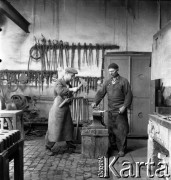 1954, Józefów, Polska.
Mazowieckie Zakłady Przemysłu Drożdżowego, n/z kuźnia, z prawej Władysław Pręgowski.
Fot. Irena Jarosińska, zbiory Fundacji Ośrodka KARTA