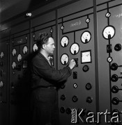 1954, Józefów, Polska.
Mazowieckie Zakłady Przemysłu Drożdżowego, n/z stacja trafo, Edward Gałęziewski.
Fot. Irena Jarosińska, zbiory Fundacji Ośrodka KARTA