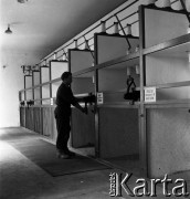 1954, Józefów, Polska.
Mazowieckie Zakłady Przemysłu Drożdżowego, n/z stacja trafo, Edward Gałęziewski.
Fot. Irena Jarosińska, zbiory Fundacji Ośrodka KARTA
