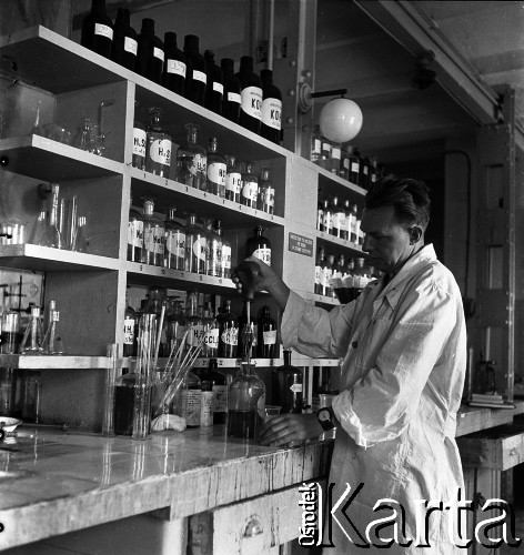 1954, Józefów, Polska.
Mazowieckie Zakłady Przemysłu Drożdżowego, n/z laboratorium zakładowe.
Fot. Irena Jarosińska, zbiory Fundacji Ośrodka KARTA