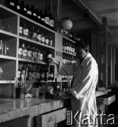 1954, Józefów, Polska.
Mazowieckie Zakłady Przemysłu Drożdżowego, n/z laboratorium zakładowe.
Fot. Irena Jarosińska, zbiory Fundacji Ośrodka KARTA