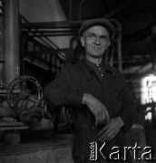 1954, Józefów, Polska.
Mazowieckie Zakłady Przemysłu Drożdżowego, n/z robotnik.
Fot. Irena Jarosińska, zbiory Fundacji Ośrodka KARTA