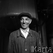 1954, Józefów, Polska.
Mazowieckie Zakłady Przemysłu Drożdżowego, n/z robotnik.
Fot. Irena Jarosińska, zbiory Fundacji Ośrodka KARTA