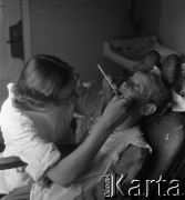 1954, Józefów, Polska.
Mazowieckie Zakłady Przemysłu Drożdżowego, n/z gabinet dentystyczny w zakładowej przychodni, dentystka Irena Okulewicz.
Fot. Irena Jarosińska, zbiory Fundacji Ośrodka KARTA