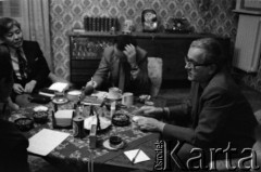 Listopad 1982, Polska.
Spotkanie dziennikarzy. 1. z lewej siedzi japoński malarz Koji Kamoji.
Fot. Irena Jarosińska, zbiory Ośrodka KARTA