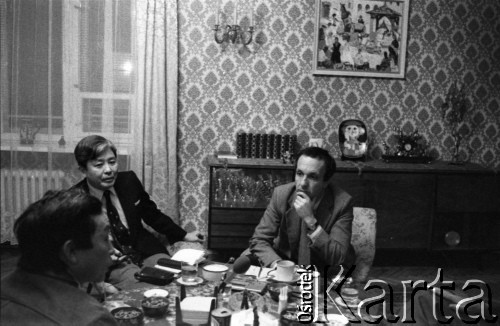 Listopad 1982, Polska.
Spotkanie dziennikarzy. 1. z lewej siedzi japoński malarz Koji Kamoji.
Fot. Irena Jarosińska, zbiory Ośrodka KARTA