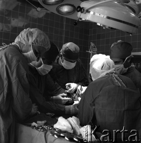 1977, Warszawa, Polska.
Operacja w Klinice Urologicznej Akademii Medycznej.
Fot. Irena Jarosińska, zbiory Ośrodka KARTA