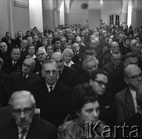 1967, Wrocław, Polska.
150-lecie Zakładu Narodowego im. Ossolińskich. Nz. w drugim rzędzie, 1. z lewej Stefan Kieniewicz.
Fot. Irena Jarosińska, zbiory Ośrodka KARTA   
