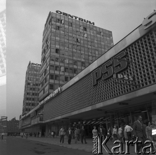 1971, Poznań, Polska.
Domy Towarowe Alfa przy ulicy Świętego Marcina.
Fot. Irena Jarosińska, zbiory Ośrodka KARTA