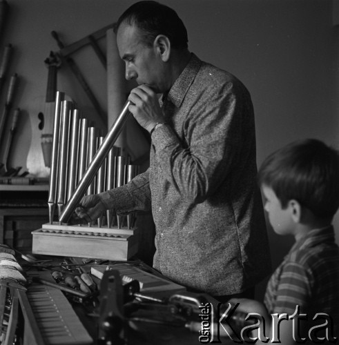 Lata 70., Polska.
Kazimierz Piwkowski - wybitny fagocista, pedagog i konstruktor instrumentów muzycznych. 
Fot. Irena Jarosińska, zbiory Ośrodka KARTA