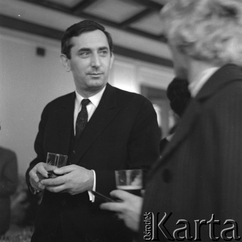 1968, Warszawa, Polska.
Aktor Gustaw Holoubek w restauracji SPATiF-u.
Fot. Irena Jarosińska, zbiory Ośrodka KARTA