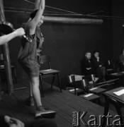 1963, Opole, Polska.
Sceny z trzeciej wersji spektaklu Akropolis w sali Teatru Laboratorium 13 Rzędów.
Fot. Irena Jarosińska, zbiory Ośrodka KARTA