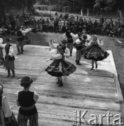 1965, Łowicz, Polska.
Dni Łowicza. Występ zespołu ludowego.
Fot. Irena Jarosińska, zbiory Ośrodka KARTA