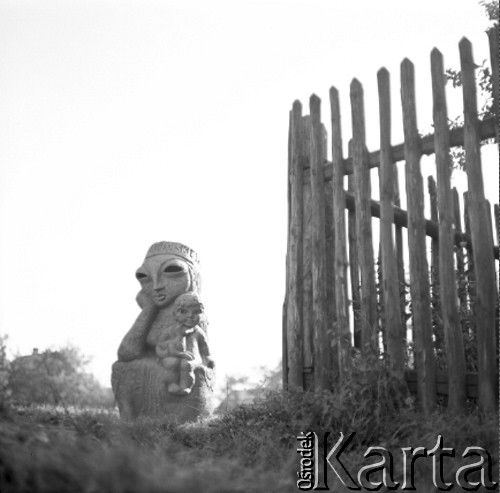 1968, Orońsko, Polska.
Plenerowa ekspozycja rzeźb, obecnie Centrum Rzeźby Polskiej .
Fot. Irena Jarosińska, zbiory Ośrodka KARTA