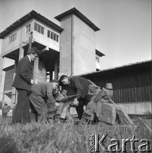 1968, Orońsko, Polska.
Plenerowa ekspozycja rzeźb, obecnie Centrum Rzeźby Polskiej .
Fot. Irena Jarosińska, zbiory Ośrodka KARTA