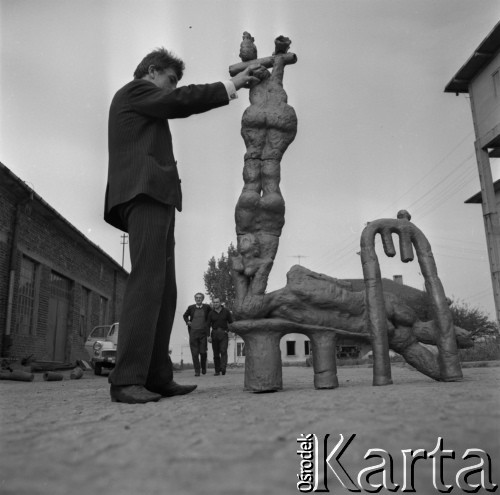 1968, Orońsko, Polska.
Plenerowa ekspozycja rzeźb, obecnie Centrum Rzeźby Polskiej .
Fot. Irena Jarosińska, zbiory Ośrodka KARTA