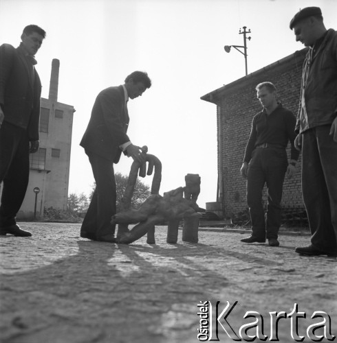 1968, Orońsko, Polska.
Plenerowa ekspozycja rzeźb, obecnie Centrum Rzeźby Polskiej .
Fot. Irena Jarosińska, zbiory Ośrodka KARTA