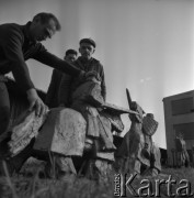 1968, Orońsko, Polska.
Plenerowa ekspozycja rzeźb, obecnie Centrum Rzeźby Polskiej .
Fot. Irena Jarosińska, zbiory Ośrodka KARTA
