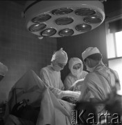 1975, Łódź, Polska.
Doktor Ewa Jakubowska przy stole operacyjnym.
Fot. Irena Jarosińska, zbiory Ośrodka KARTA