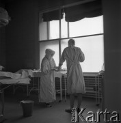 1975, Łódź, Polska.
Doktor Ewa Jakubowska przygotowuje się do operacji.
Fot. Irena Jarosińska, zbiory Ośrodka KARTA