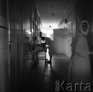1975, Łódź, Polska.
Doktor Ewa Jakubowska na szpitalnym korytarzu.
Fot. Irena Jarosińska, zbiory Ośrodka KARTA