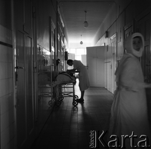1975, Łódź, Polska.
Doktor Ewa Jakubowska na szpitalnym korytarzu.
Fot. Irena Jarosińska, zbiory Ośrodka KARTA