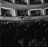 1963, Warszawa, Polska.
Prezydent Finlandii Urho Kekkonen w loży teatru witany przez publiczność.
Fot. Irena Jarosińska, zbiory Ośrodka KARTA