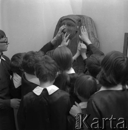 1970, Kraków, Polska.
Niewidome dzieci w muzeum. 
Fot. Irena Jarosińska, zbiory Ośrodka KARTA