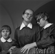1970, Kraków, Polska.
Niewidome dzieci w muzeum. 
Fot. Irena Jarosińska, zbiory Ośrodka KARTA