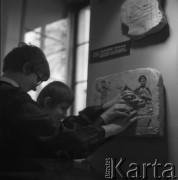 1970, Kraków, Polska.
Niewidome dzieci w muzeum. 
Fot. Irena Jarosińska, zbiory Ośrodka KARTA