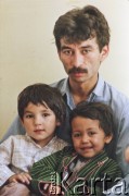 1992, Kabul, prowincja Kabul, Afganistan.
Afgański mężczyzna trzyma na rękach dwoje dzieci.
Fot. Irena Jarosińska, zbiory Ośrodka KARTA