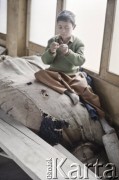 1992, Kabul, prowincja Kabul, Afganistan.
Chłopiec ceruje dziurawe worki.
Fot. Irena Jarosińska, zbiory Ośrodka KARTA