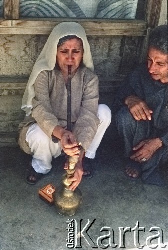 1992, Kabul, prowincja Kabul, Afganistan.
Kobieta pali opium za pomocą fajki wodnej - chillam. 
Fot. Irena Jarosińska, zbiory Ośrodka KARTA
