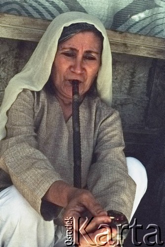 1992, Kabul, prowincja Kabul, Afganistan.
Kobieta pali opium za pomocą fajki wodnej - chillam.
Fot. Irena Jarosińska, zbiory Ośrodka KARTA