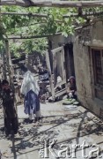 1992, Kabul, prowincja Kabul, Afganistan.
Kobieta myje i obiera warzywa siedząc na progu domu.
Fot. Irena Jarosińska, zbiory Ośrodka KARTA