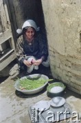 1992, Kabul, prowincja Kabul, Afganistan.
Kobieta myje i obiera warzywa siedząc na progu domu.
Fot. Irena Jarosińska, zbiory Ośrodka KARTA