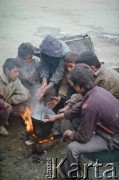 1992, Kabul, prowincja Kabul, Afganistan.
Chłopcy gotują wodę na palenisku rozstawionym na ulicy.
Fot. Irena Jarosińska, zbiory Ośrodka KARTA