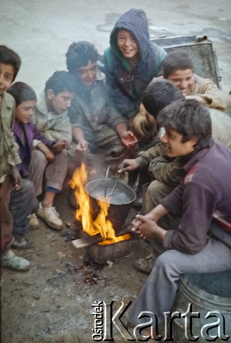 1992, Kabul, prowincja Kabul, Afganistan.
Chłopcy gotują wodę na palenisku rozstawionym na ulicy.
Fot. Irena Jarosińska, zbiory Ośrodka KARTA