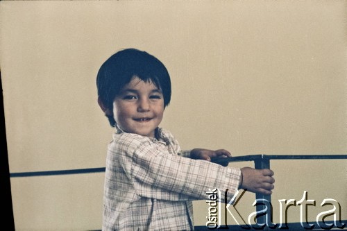 1992, Kabul, prowincja Kabul, Afganistan.
Portret afgańskiego chłopca.
Fot. Irena Jarosińska, zbiory Ośrodka KARTA